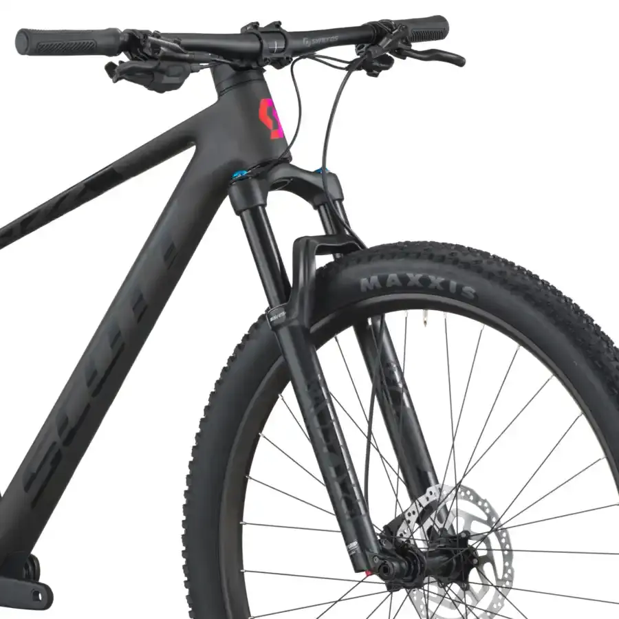 A Bicicleta SCOTT Scale 910 tem FOX 32 Float Rhythm, Quadro em Carbono HMF e transmissão SRAM Eagle 70 12 VL.