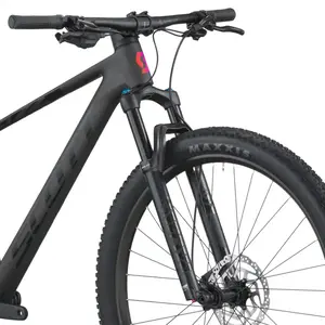 A Bicicleta SCOTT Scale 910 tem FOX 32 Float Rhythm, Quadro em Carbono HMF e transmissão SRAM Eagle 70 12 VL.