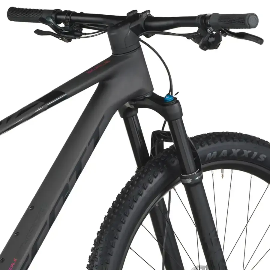 A Bicicleta SCOTT Scale 910 tem FOX 32 Float Rhythm, Quadro em Carbono HMF e transmissão SRAM Eagle 70 12 VL.
