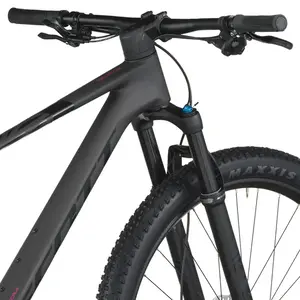 A Bicicleta SCOTT Scale 910 tem FOX 32 Float Rhythm, Quadro em Carbono HMF e transmissão SRAM Eagle 70 12 VL.