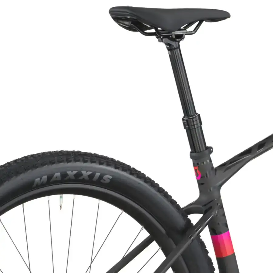 A Bicicleta SCOTT Scale 910 tem FOX 32 Float Rhythm, Quadro em Carbono HMF e transmissão SRAM Eagle 70 12 VL.