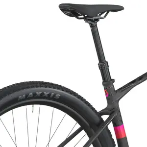 A Bicicleta SCOTT Scale 910 tem FOX 32 Float Rhythm, Quadro em Carbono HMF e transmissão SRAM Eagle 70 12 VL.