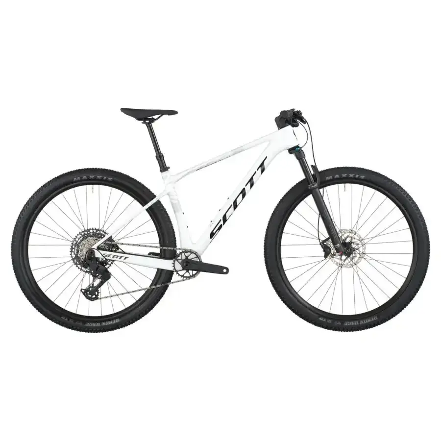 A Bicicleta SCOTT Scale 910 tem FOX 32 Float Rhythm, Quadro em Carbono HMF e transmissão SRAM Eagle 70 12 VL.