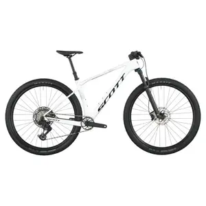 A Bicicleta SCOTT Scale 910 tem FOX 32 Float Rhythm, Quadro em Carbono HMF e transmissão SRAM Eagle 70 12 VL.