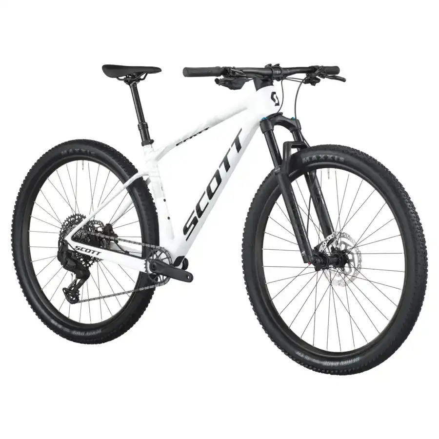 A Bicicleta SCOTT Scale 910 tem FOX 32 Float Rhythm, Quadro em Carbono HMF e transmissão SRAM Eagle 70 12 VL.