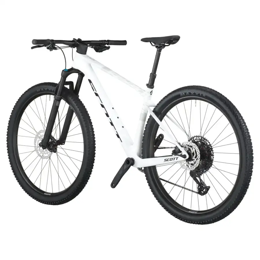 A Bicicleta SCOTT Scale 910 tem FOX 32 Float Rhythm, Quadro em Carbono HMF e transmissão SRAM Eagle 70 12 VL.