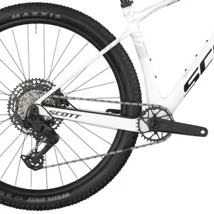 A Bicicleta SCOTT Scale 910 tem FOX 32 Float Rhythm, Quadro em Carbono HMF e transmissão SRAM Eagle 70 12 VL.