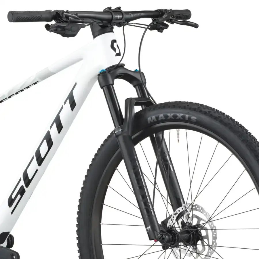 A Bicicleta SCOTT Scale 910 tem FOX 32 Float Rhythm, Quadro em Carbono HMF e transmissão SRAM Eagle 70 12 VL.