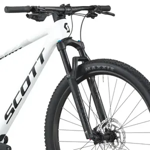 A Bicicleta SCOTT Scale 910 tem FOX 32 Float Rhythm, Quadro em Carbono HMF e transmissão SRAM Eagle 70 12 VL.