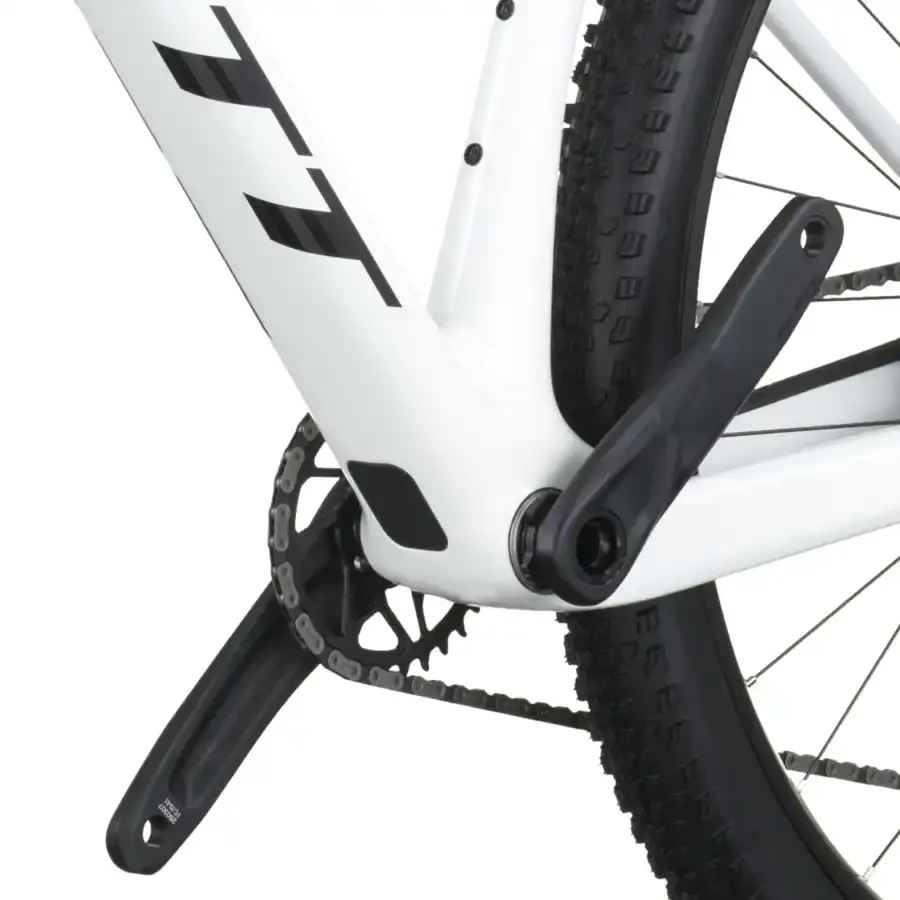 A Bicicleta SCOTT Scale 910 tem FOX 32 Float Rhythm, Quadro em Carbono HMF e transmissão SRAM Eagle 70 12 VL.