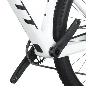 A Bicicleta SCOTT Scale 910 tem FOX 32 Float Rhythm, Quadro em Carbono HMF e transmissão SRAM Eagle 70 12 VL.