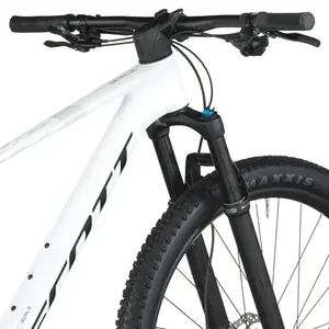A Bicicleta SCOTT Scale 910 tem FOX 32 Float Rhythm, Quadro em Carbono HMF e transmissão SRAM Eagle 70 12 VL.