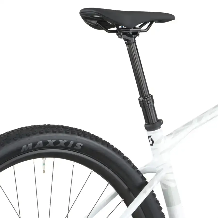 A Bicicleta SCOTT Scale 910 tem FOX 32 Float Rhythm, Quadro em Carbono HMF e transmissão SRAM Eagle 70 12 VL.