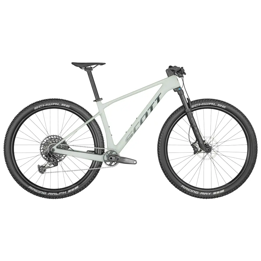 A Bicicleta SCOTT Scale 920 tem Quadro em Carbono HMF, Suspensão FOX 32 SC Performance e SRAM GX Eagle de 12VL