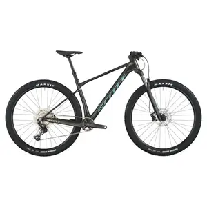 A Bicicleta SCOTT Scale 920 tem FOX 32 Float Rhythm, Quadro em Carbono HMF e transmissão Shimano Deore 12 VL.