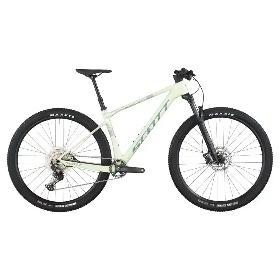 A Bicicleta SCOTT Scale 920 tem FOX 32 Float Rhythm, Quadro em Carbono HMF e transmissão Shimano Deore 12 VL.