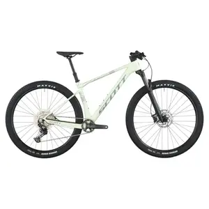 A Bicicleta SCOTT Scale 920 tem FOX 32 Float Rhythm, Quadro em Carbono HMF e transmissão Shimano Deore 12 VL.