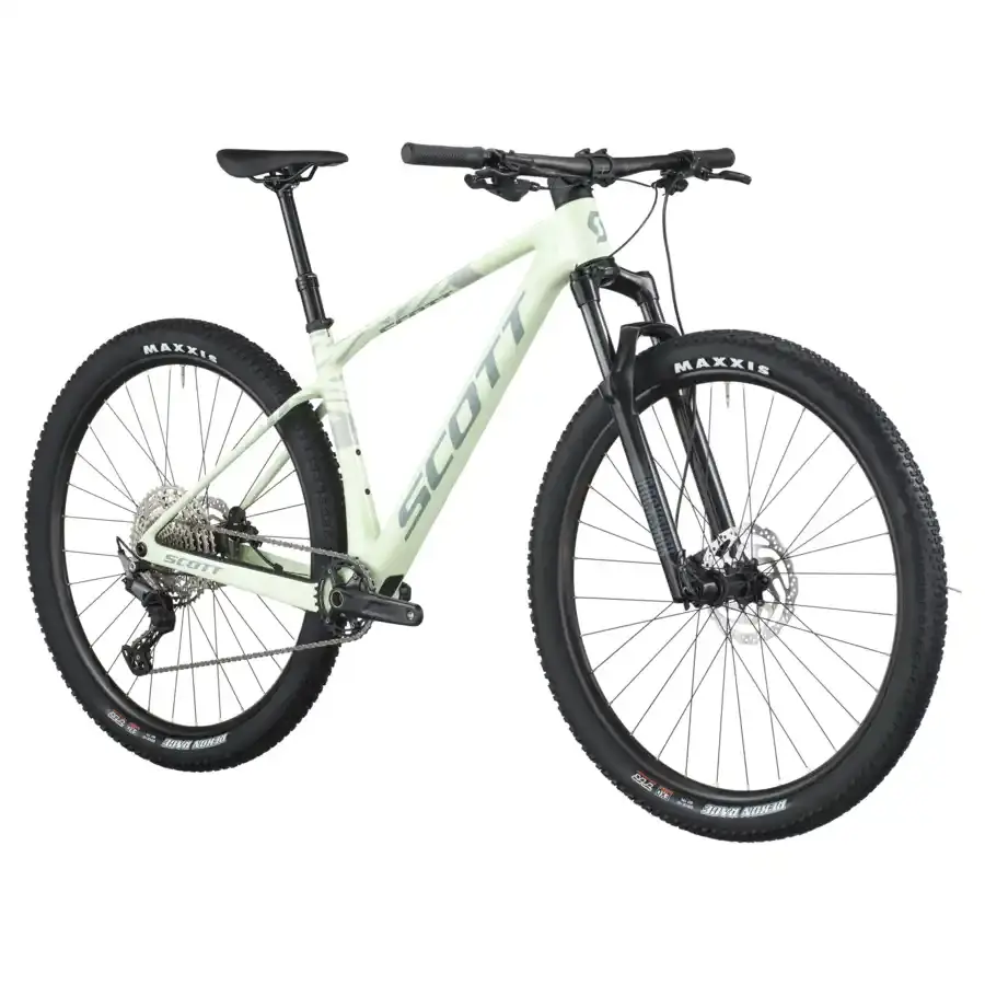 A Bicicleta SCOTT Scale 920 tem RockShox Judy Silver TK Solo Air, Quadro em Carbono HMF e transmissão Shimano Deore 12 VL.