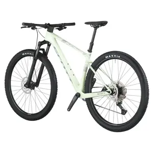 A Bicicleta SCOTT Scale 920 tem RockShox Judy Silver TK Solo Air, Quadro em Carbono HMF e transmissão Shimano Deore 12 VL.