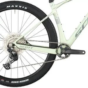 A Bicicleta SCOTT Scale 920 tem RockShox Judy Silver TK Solo Air, Quadro em Carbono HMF e transmissão Shimano Deore 12 VL.