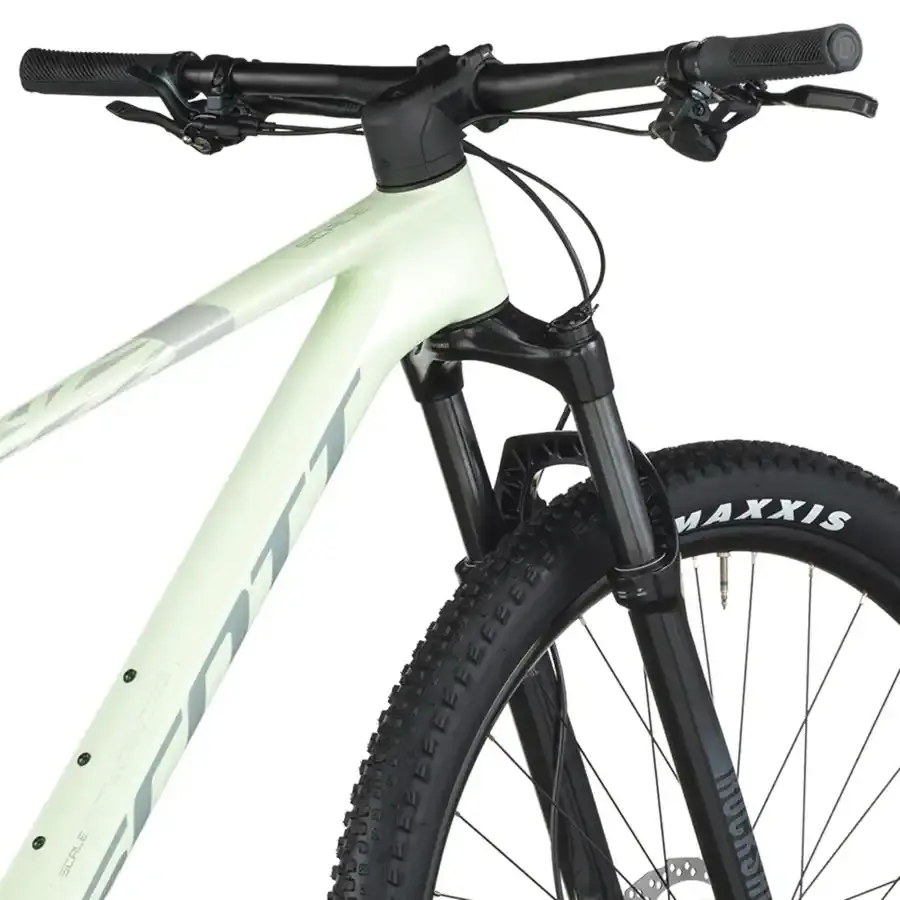 A Bicicleta SCOTT Scale 920 tem RockShox Judy Silver TK Solo Air, Quadro em Carbono HMF e transmissão Shimano Deore 12 VL.