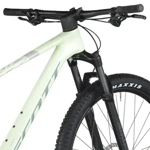 A Bicicleta SCOTT Scale 920 tem RockShox Judy Silver TK Solo Air, Quadro em Carbono HMF e transmissão Shimano Deore 12 VL.