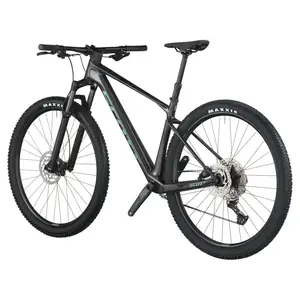 A Bicicleta SCOTT Scale 920 tem RockShox Judy Silver TK Solo Air, Quadro em Carbono HMF e transmissão Shimano Deore 12 VL.