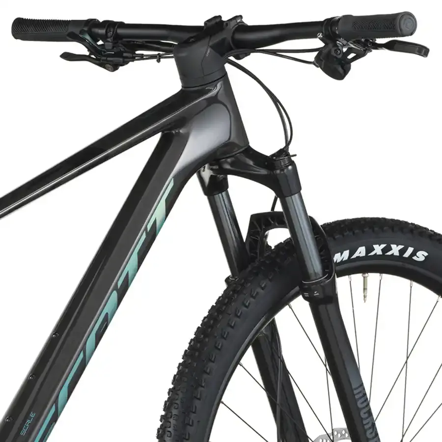 A Bicicleta SCOTT Scale 920 tem RockShox Judy Silver TK Solo Air, Quadro em Carbono HMF e transmissão Shimano Deore 12 VL.