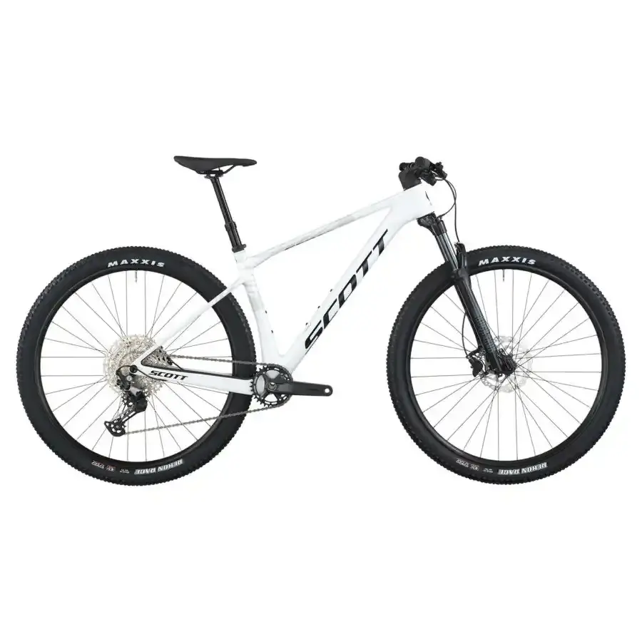 A Bicicleta SCOTT Scale 920 tem FOX 32 Float Rhythm, Quadro em Carbono HMF e transmissão Shimano Deore 12 VL.