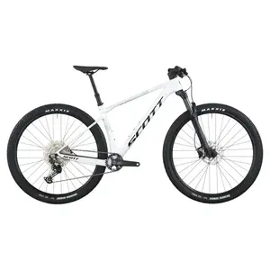A Bicicleta SCOTT Scale 920 tem FOX 32 Float Rhythm, Quadro em Carbono HMF e transmissão Shimano Deore 12 VL.