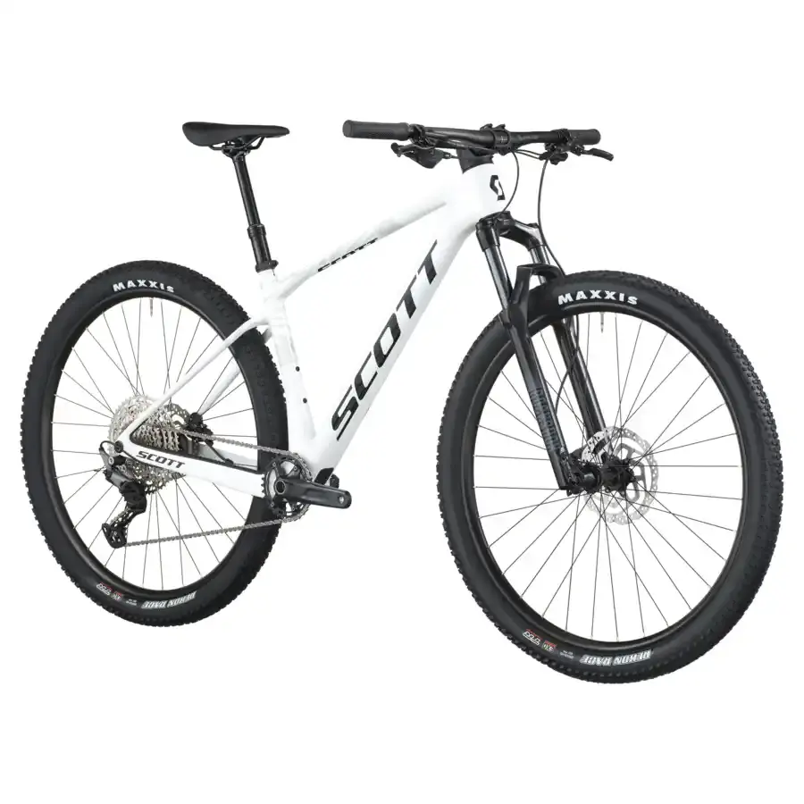 A Bicicleta SCOTT Scale 920 tem RockShox Judy Silver TK Solo Air, Quadro em Carbono HMF e transmissão Shimano Deore 12 VL.