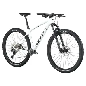 A Bicicleta SCOTT Scale 920 tem RockShox Judy Silver TK Solo Air, Quadro em Carbono HMF e transmissão Shimano Deore 12 VL.