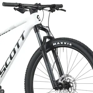 A Bicicleta SCOTT Scale 920 tem RockShox Judy Silver TK Solo Air, Quadro em Carbono HMF e transmissão Shimano Deore 12 VL.