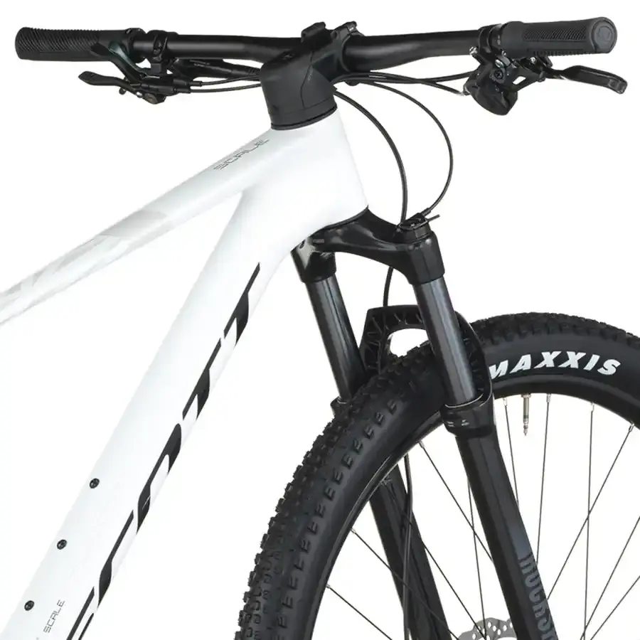 A Bicicleta SCOTT Scale 920 tem RockShox Judy Silver TK Solo Air, Quadro em Carbono HMF e transmissão Shimano Deore 12 VL.