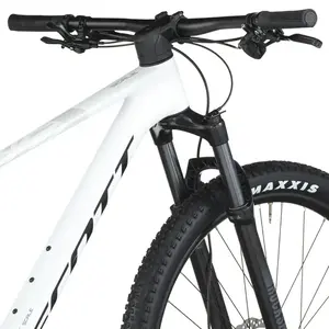 A Bicicleta SCOTT Scale 920 tem RockShox Judy Silver TK Solo Air, Quadro em Carbono HMF e transmissão Shimano Deore 12 VL.