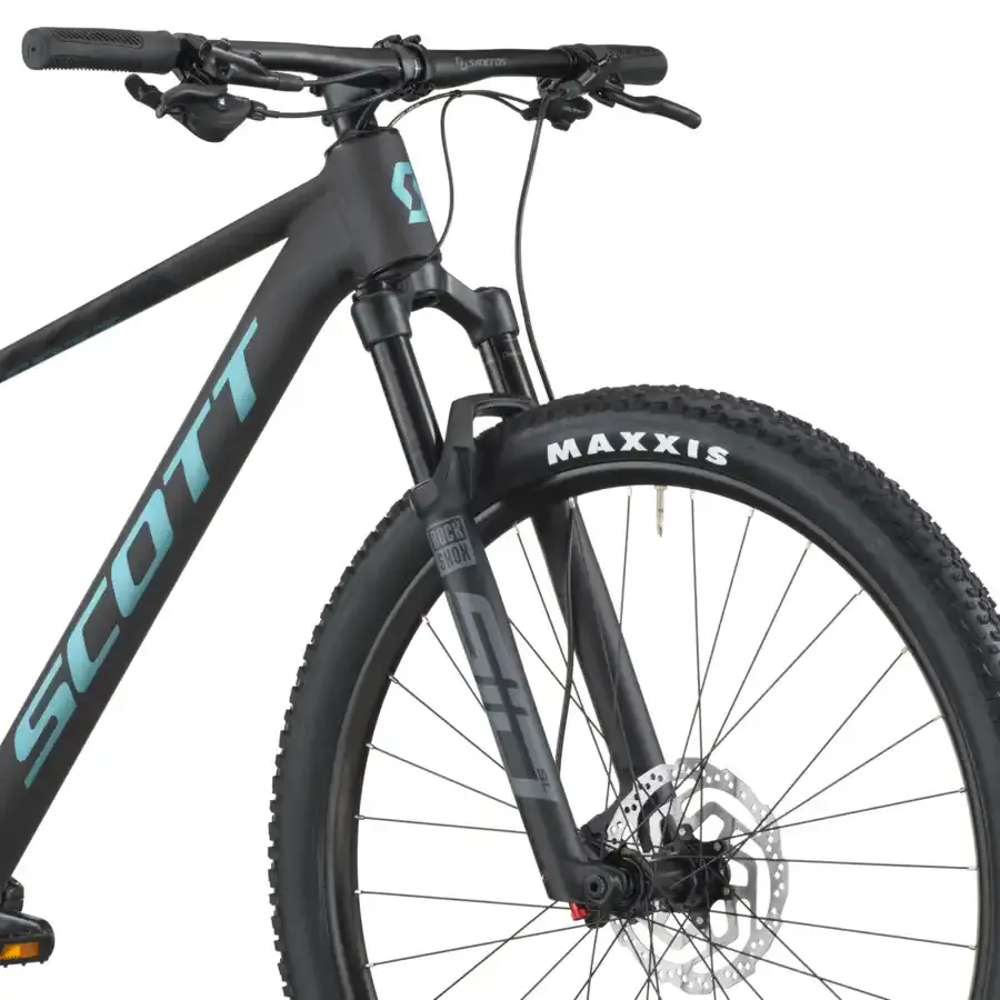 A Bicicleta SCOTT Scale 925 tem RockShox SID SL RL, Quadro Scale Alloy 6061 e transmissão Shimano XT-Deore 12 VL.