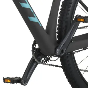 A Bicicleta SCOTT Scale 925 tem RockShox SID SL RL, Quadro Scale Alloy 6061 e transmissão Shimano XT-Deore 12 VL.