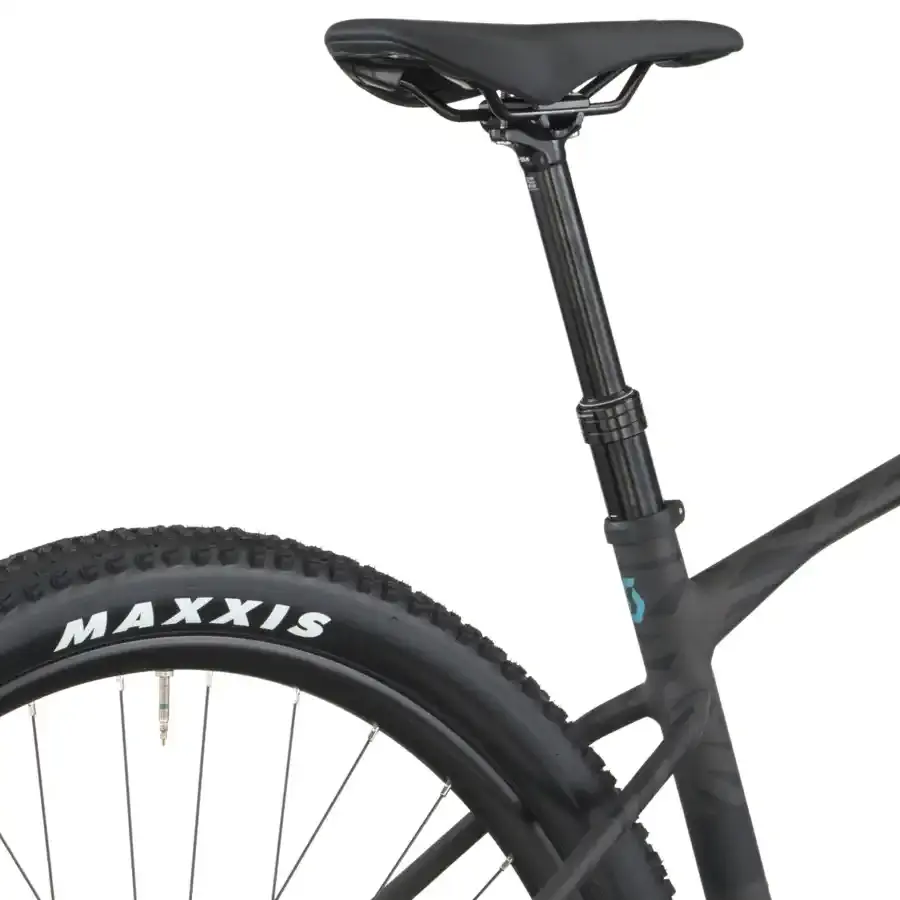 A Bicicleta SCOTT Scale 925 tem RockShox SID SL RL, Quadro Scale Alloy 6061 e transmissão Shimano XT-Deore 12 VL.