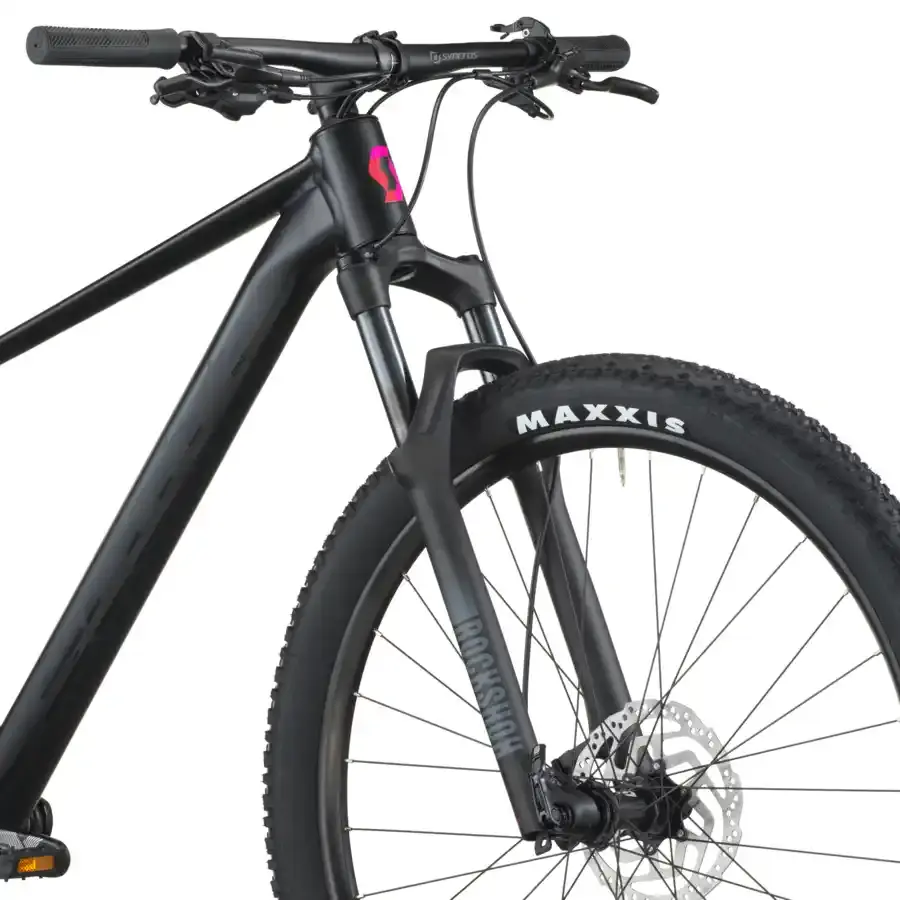 A Bicicleta SCOTT Scale 930 tem RockShox Judy Air, Quadro Scale Alloy 6061 e transmissão SRAM NX-SX Eagle 12 VL.
