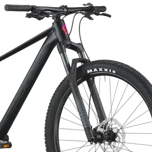 A Bicicleta SCOTT Scale 930 tem RockShox Judy Air, Quadro Scale Alloy 6061 e transmissão SRAM NX-SX Eagle 12 VL.