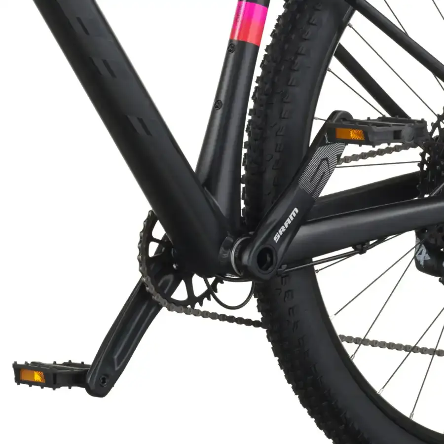 A Bicicleta SCOTT Scale 930 tem RockShox Judy Air, Quadro Scale Alloy 6061 e transmissão SRAM NX-SX Eagle 12 VL.