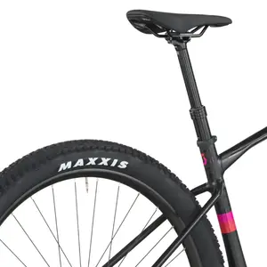 A Bicicleta SCOTT Scale 930 tem RockShox Judy Air, Quadro Scale Alloy 6061 e transmissão SRAM NX-SX Eagle 12 VL.