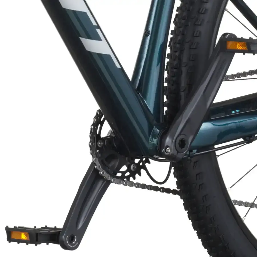 A Bicicleta SCOTT Scale 935 tem RockShox Judy Air, Quadro Scale Alloy 6061 e transmissão Shimano Deore 12 VL.