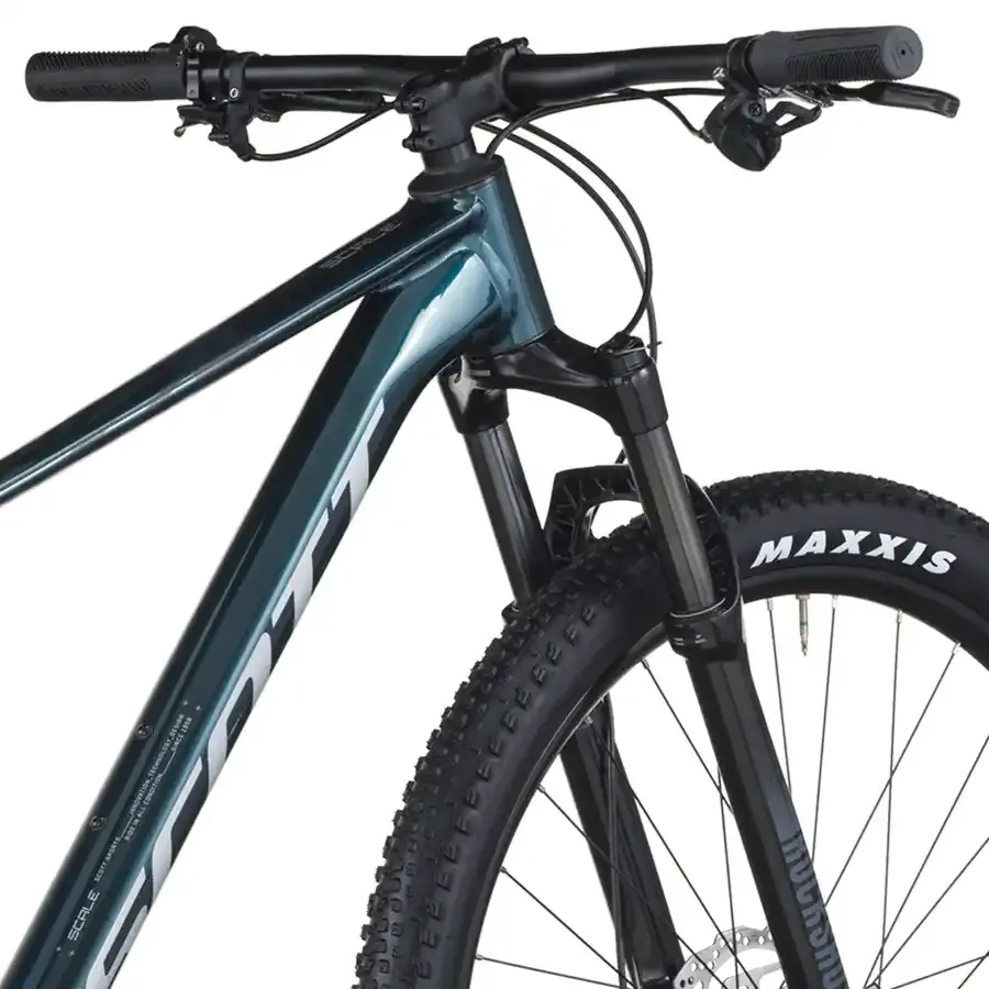 A Bicicleta SCOTT Scale 935 tem RockShox Judy Air, Quadro Scale Alloy 6061 e transmissão Shimano Deore 12 VL.