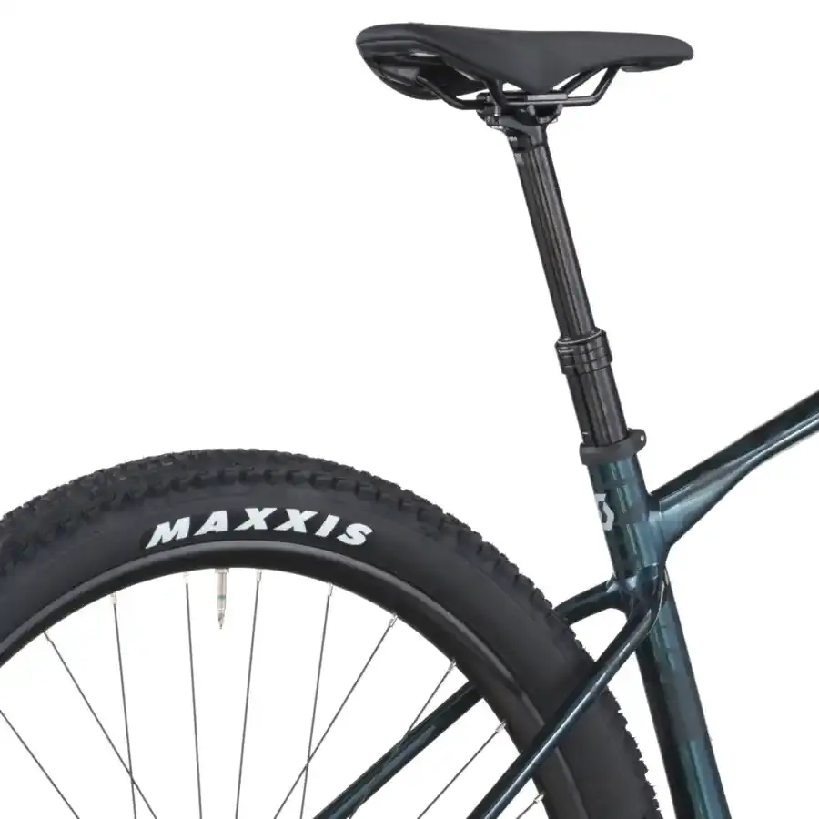 A Bicicleta SCOTT Scale 935 tem RockShox Judy Air, Quadro Scale Alloy 6061 e transmissão Shimano Deore 12 VL.