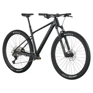 A Bicicleta SCOTT Scale 940 tem RockShox Judy Coil, Quadro Scale Alloy 6061 QR e transmissão Shimano Deore 12 VL.