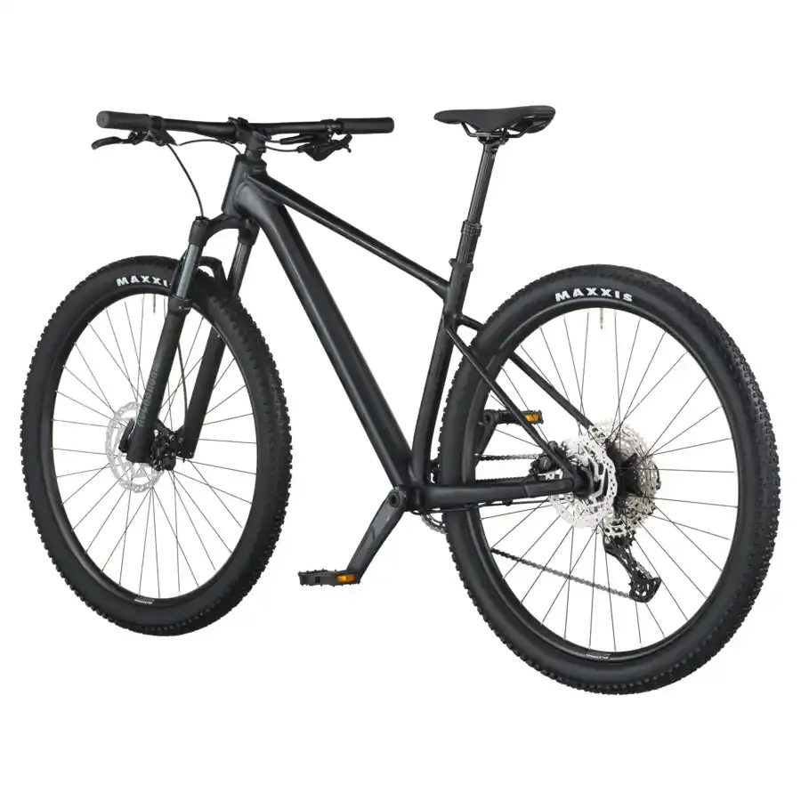 A Bicicleta SCOTT Scale 940 tem RockShox Judy Coil, Quadro Scale Alloy 6061 QR e transmissão Shimano Deore 12 VL.