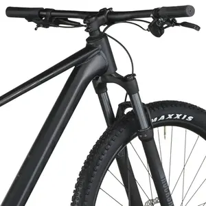A Bicicleta SCOTT Scale 940 tem RockShox Judy Coil, Quadro Scale Alloy 6061 QR e transmissão Shimano Deore 12 VL.