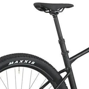 A Bicicleta SCOTT Scale 940 tem RockShox Judy Coil, Quadro Scale Alloy 6061 QR e transmissão Shimano Deore 12 VL.