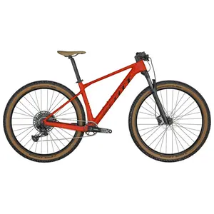 A Bicicleta SCOTT Scale 940 Red tem Quadro em Carbono HMF, Suspensão RockShox Judy e SRAM NX-SX Eagle de 12VL.